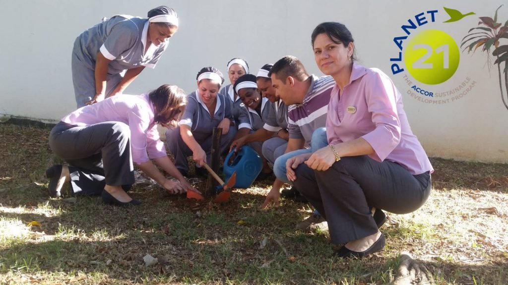 Clube Sinervale - Novotel e suas representantes plantando árvores